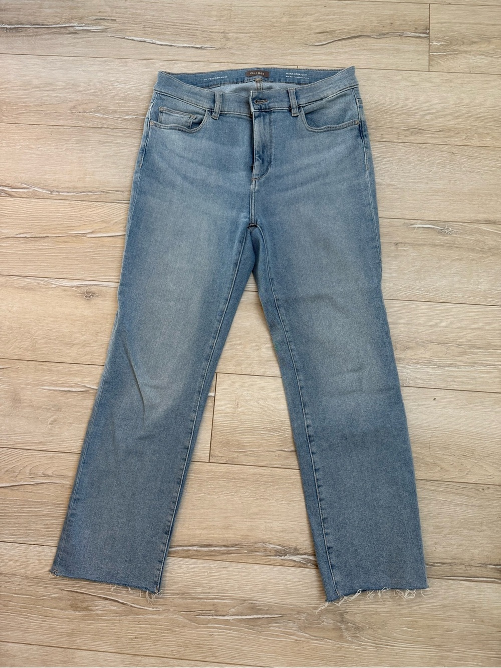 DL 1961 Women's Light Blue Straight-Leg Jeans